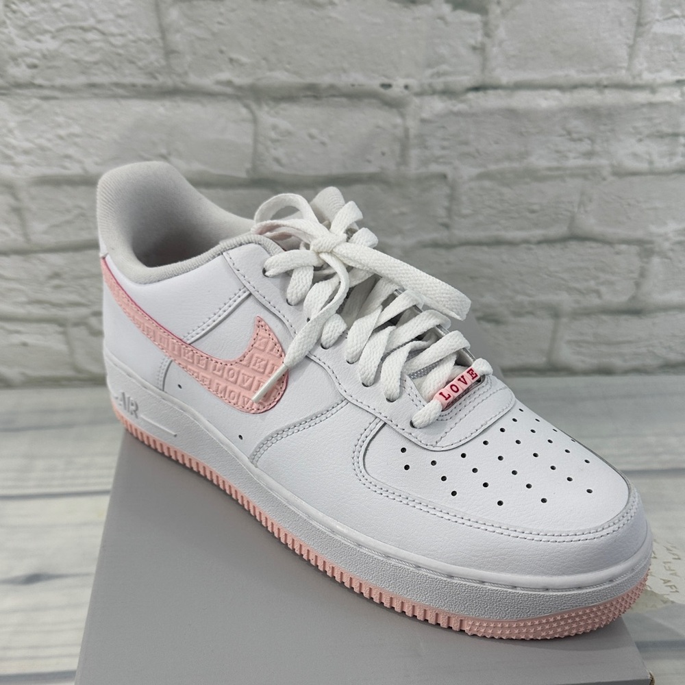 Nike WMNS Air Force 1 '07 VD in White and Atmosphere NIB